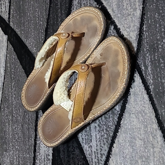 UGG LEATHER SHEEPSKIN BUTTON LOGO SANDALS - Picture 1 of 12